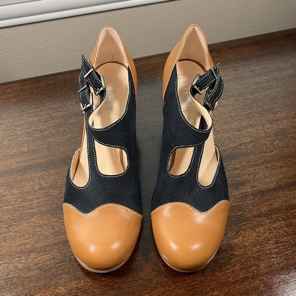 NWOT FIDJI Heeled Pumps Tan & Navy Leather Size 41 Padded Insole - Picture 2 of 10